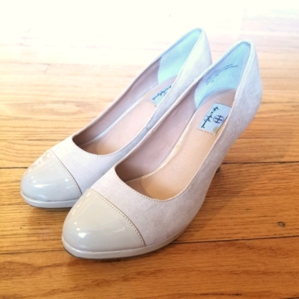 Hot in Hollywood nude suede/patent pumps
